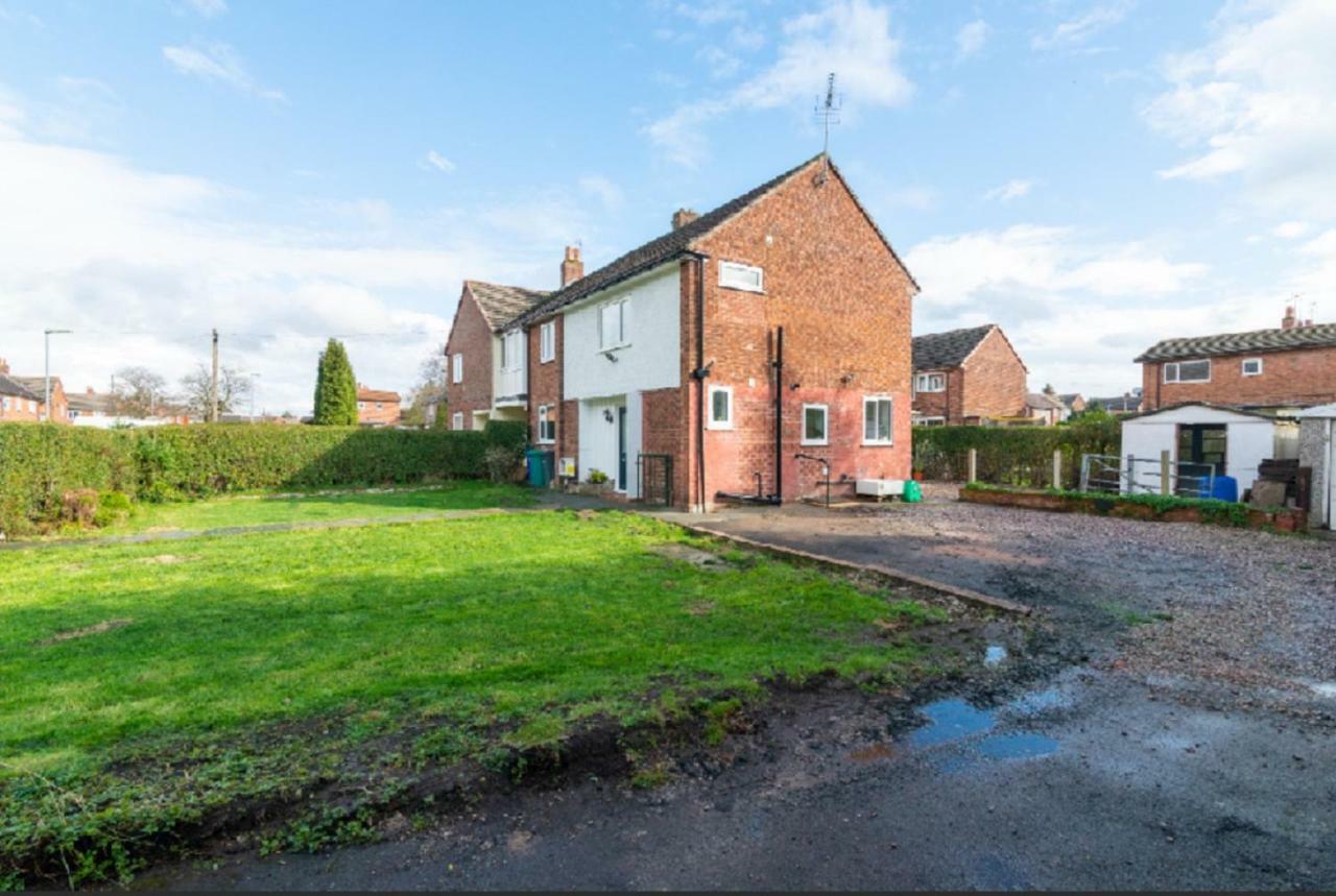 Beautiful 6 Bedroom Holiday Home, Manchester Wythenshawe Exterior photo