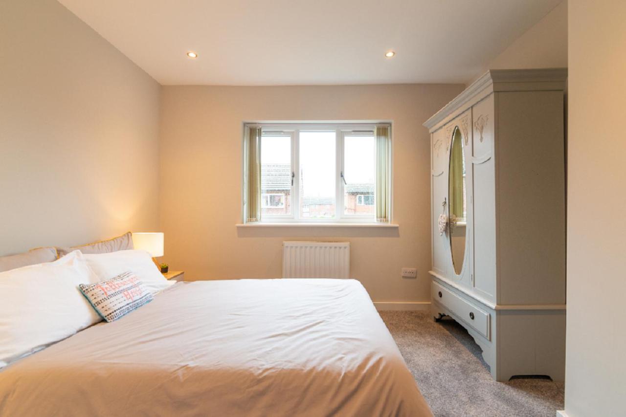 Beautiful 6 Bedroom Holiday Home, Manchester Wythenshawe Exterior photo