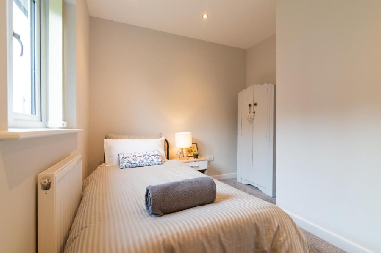 Beautiful 6 Bedroom Holiday Home, Manchester Wythenshawe Exterior photo